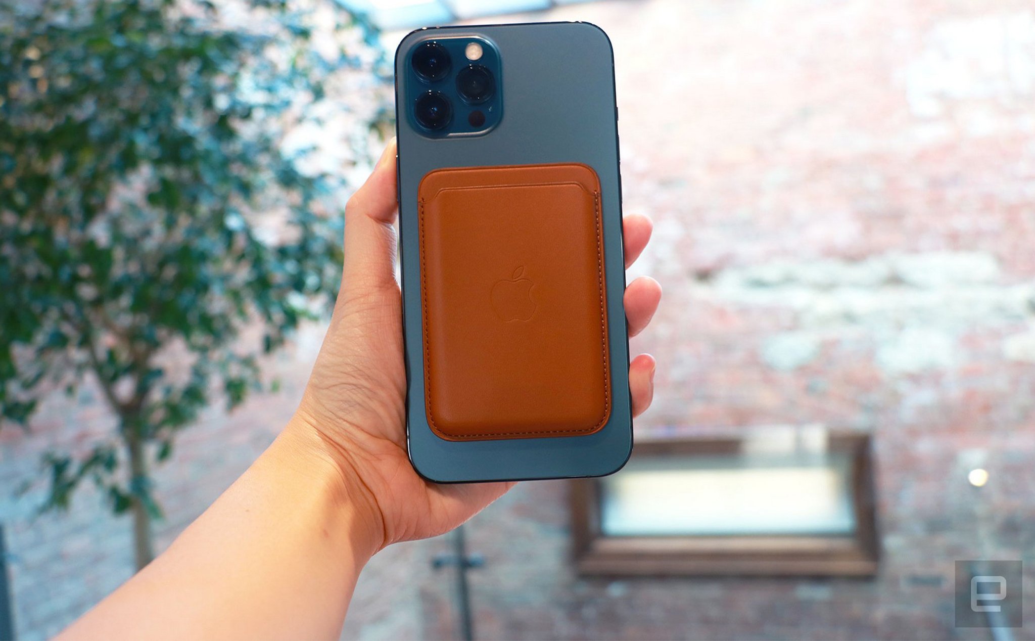 5208620_iphone12promax_2-1 Trên tay iPhone 12 Pro Max Siêu Bán Rẻ