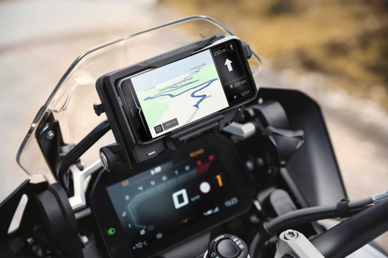 apple-va-bmw-bat-dong-quan-diem-ve-viec-iphone-co-the-gan-vao-xe-may-696x464-2 apple-bmw-sieu-ban-re