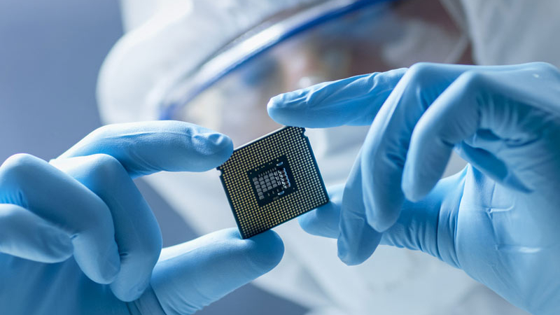 Sự thiếu hụt chip bắt nguồn từ sự kết hợp của nhiều yếu tố khác nhau, bao gồm việc các nhà sản xuất ô tô phải đóng cửa nhà máy trong đại dịch Covid-19 vào năm ngoái cũng như cạnh tranh chip cho các thiết bị điện tử tiêu dùng tăng mạnh.