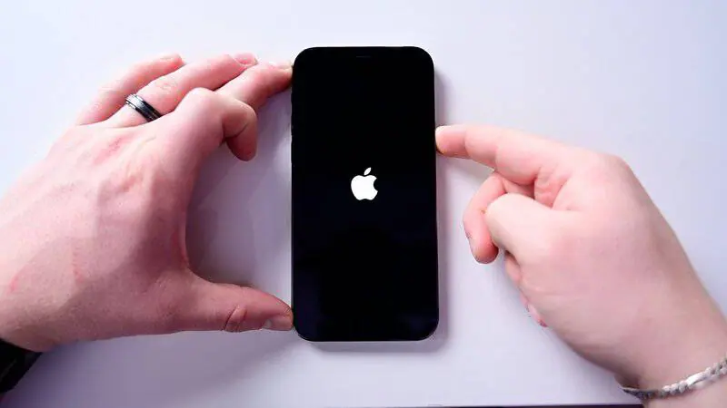 cach_khoi_dong_lai_iphone12_khi_bi_loi_sieubanre