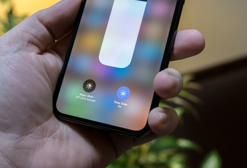 man-hinh-iphone-x-tu-giam-do-sang ios15-2-sieu-ban-re