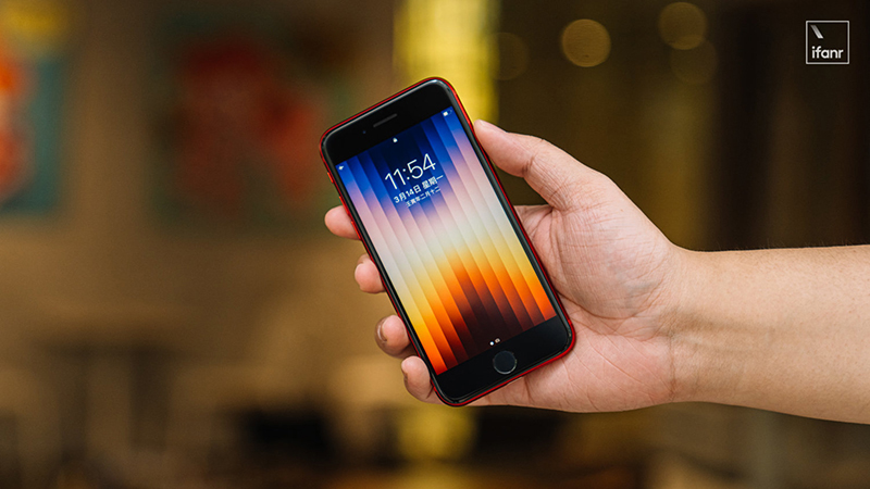 tren-tay-iphone-se-2022-16 so-sanh-iphone-se-2022-iphone11-sieu-ban-re